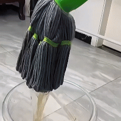 Self-twisting Mop